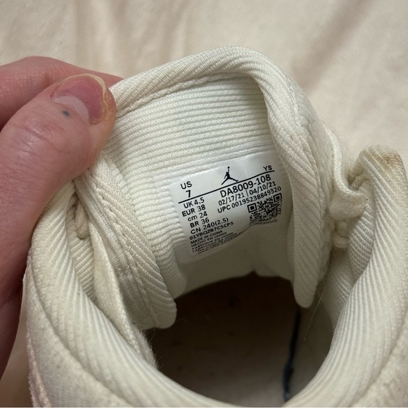 Nike Jordan Women’s 1 Mid SE Sail / Orange - Orange Quartz - Picture 14 of 16